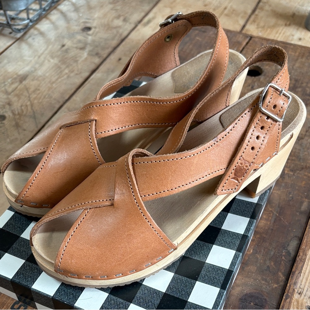 Women’s Open-Toe Slingback Sandals in Tan